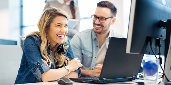 Frau und Mann an Laptop